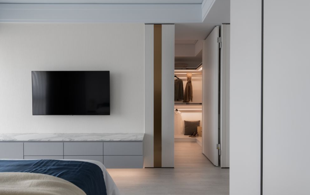 过短的电视墙经常使人觉得不够大器,进而造成客厅空间感受到影响,显得