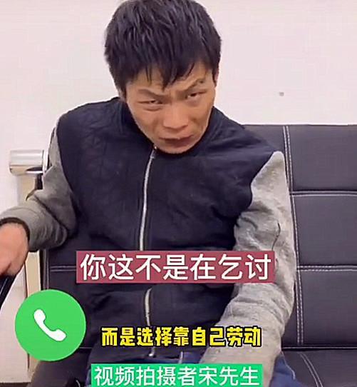 河南郑州:残疾小伙卖笔赚钱自食其力,被善良大哥感动落泪