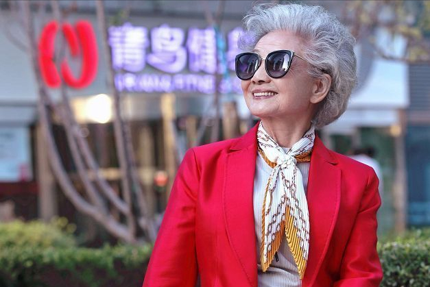 她是我见过最有气质的老人,91岁也不服老,发型和穿搭堪比教科书|教科