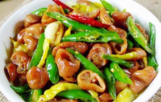 要想肥肠又香又嫩,万万不可直接炒,加点"它",肥而不腻有嚼劲