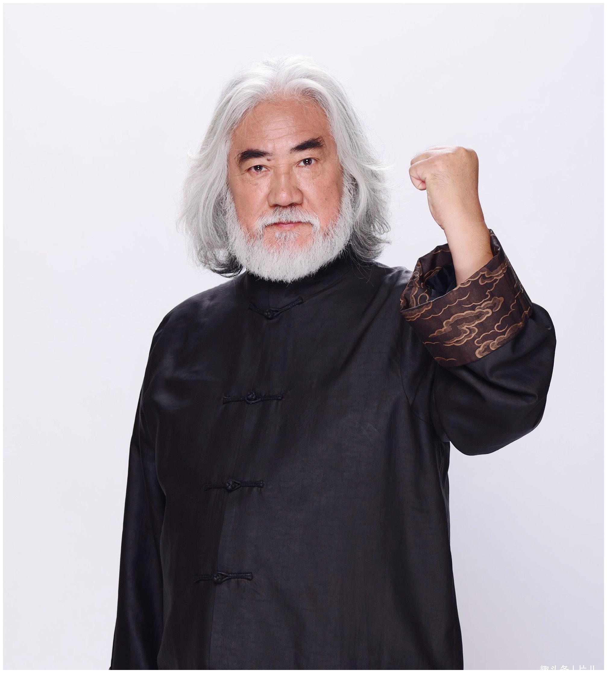 69岁张纪中怀抱小女儿照片曝光,父女甜蜜同框,被赞人生巅峰