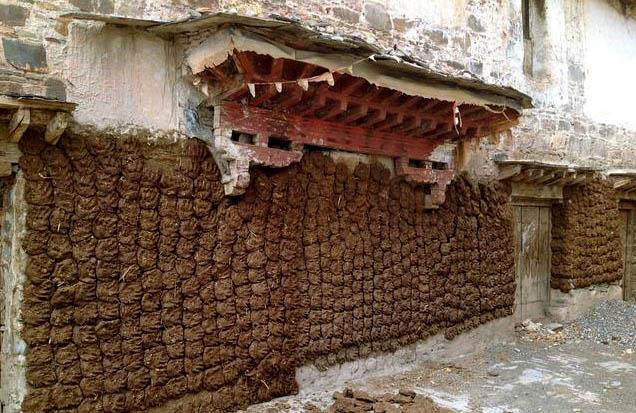 雪域高原习俗:藏民用牛粪做燃料,做饭烧茶离不了