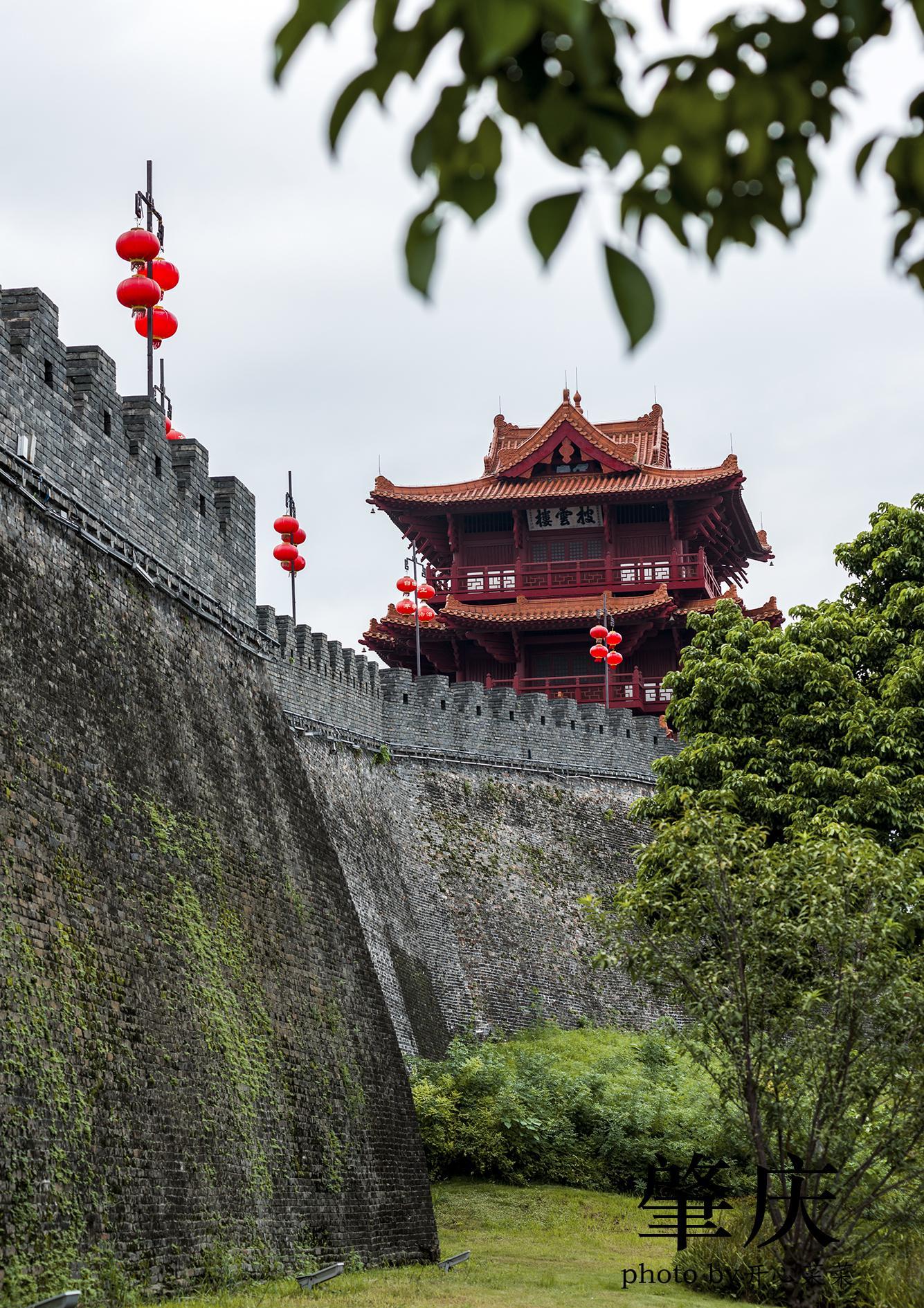 实际上距离我们最近的登城墙入口就在朝天门与披云楼之间,但我们因为