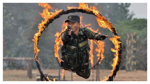 飞龙特种兵训练很容易?看看吴京都做了什么,难道首次就吃不消