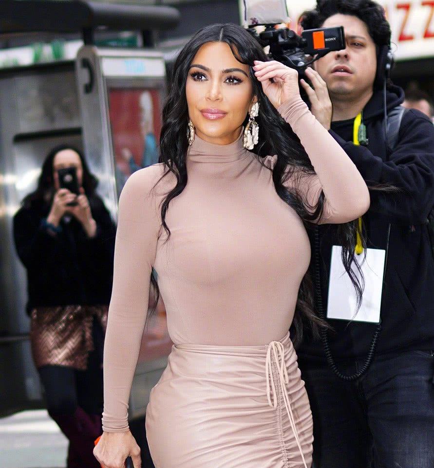 金卡戴珊现身纽约街头,穿藕粉色紧身裙装出镜,身材没的说_高清图集