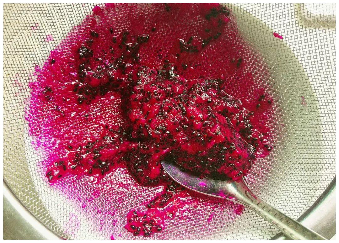 红色饺子皮 火龙果榨汁,过筛留汁,倒入面粉一起和面