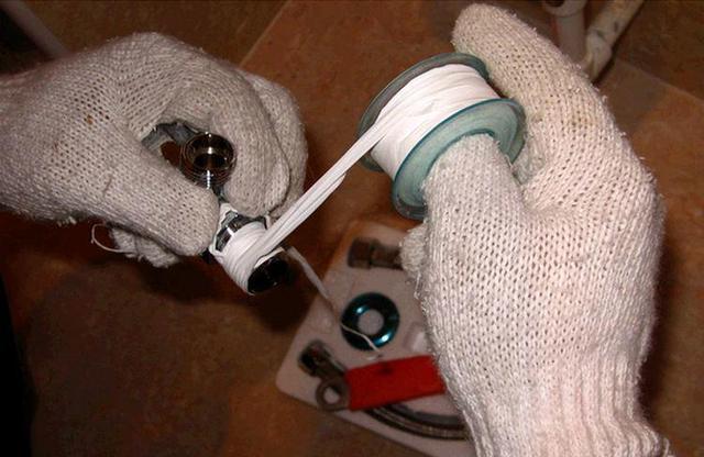 生活中常见的胶带,常缠在水龙头,正确缠绕方法你会吗?__财经头条