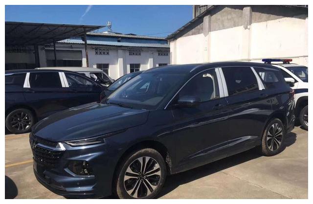 五菱6座"神车"亮相,全新设计 银色车标,尾部配英文字母