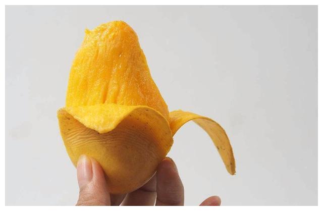 芒果好吃难剥皮?用一根筷子剥皮不脏手不流汁,方法太棒了