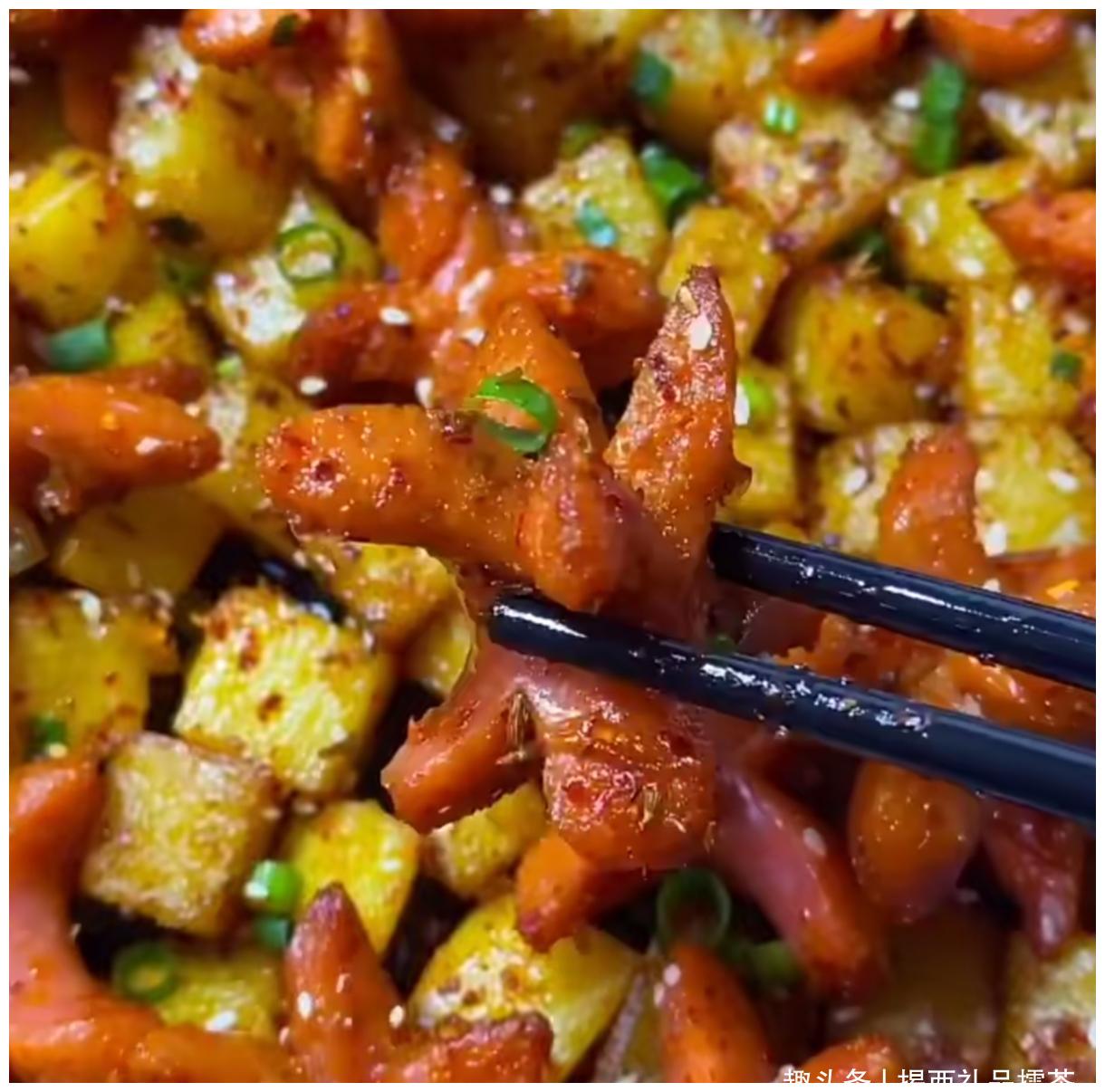 土豆和小肠美味的家常特色菜