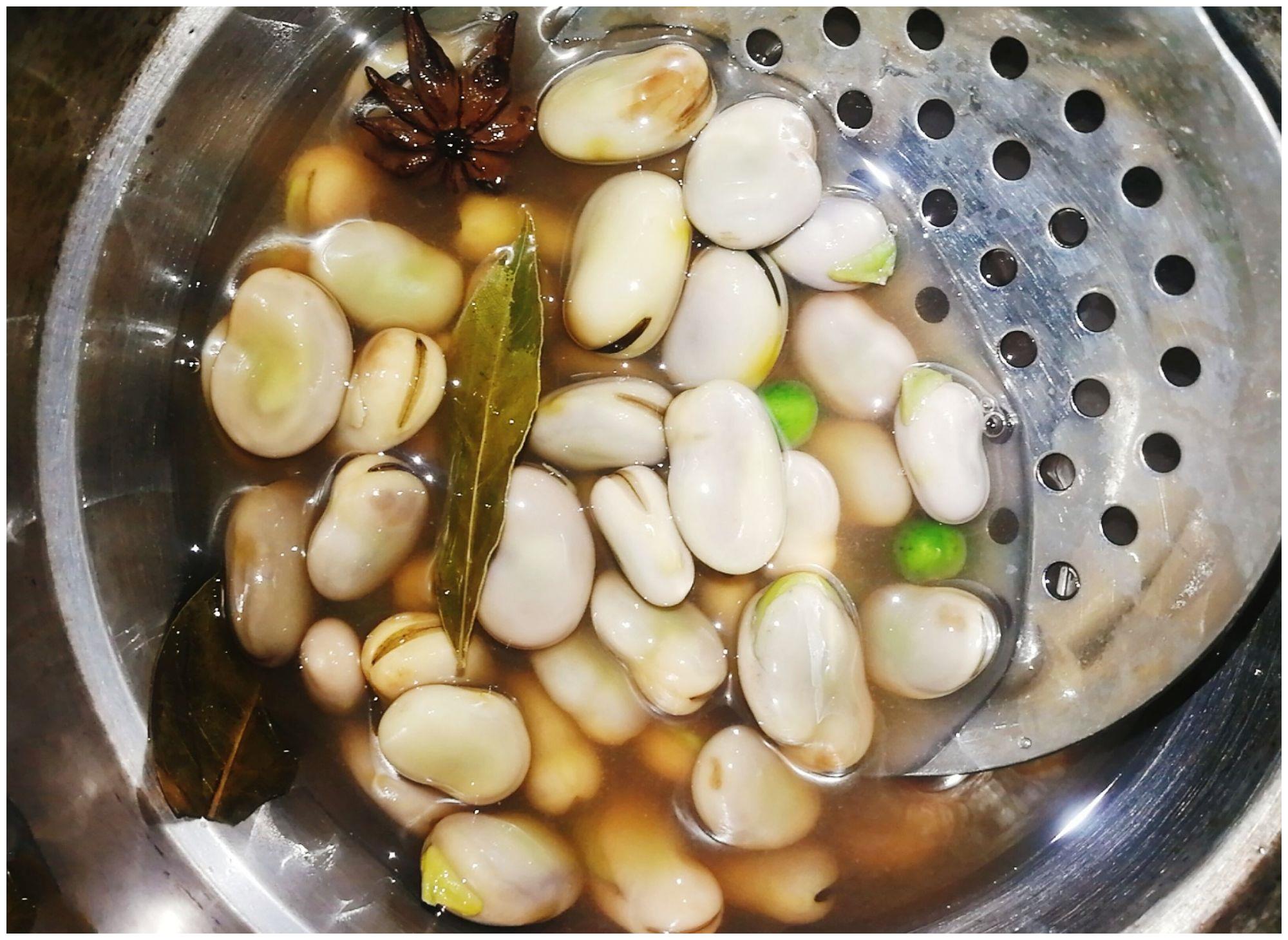 关火后泡2个小时,蚕豆要想入味,泡的时间很关键,泡好后捞出去皮就可以