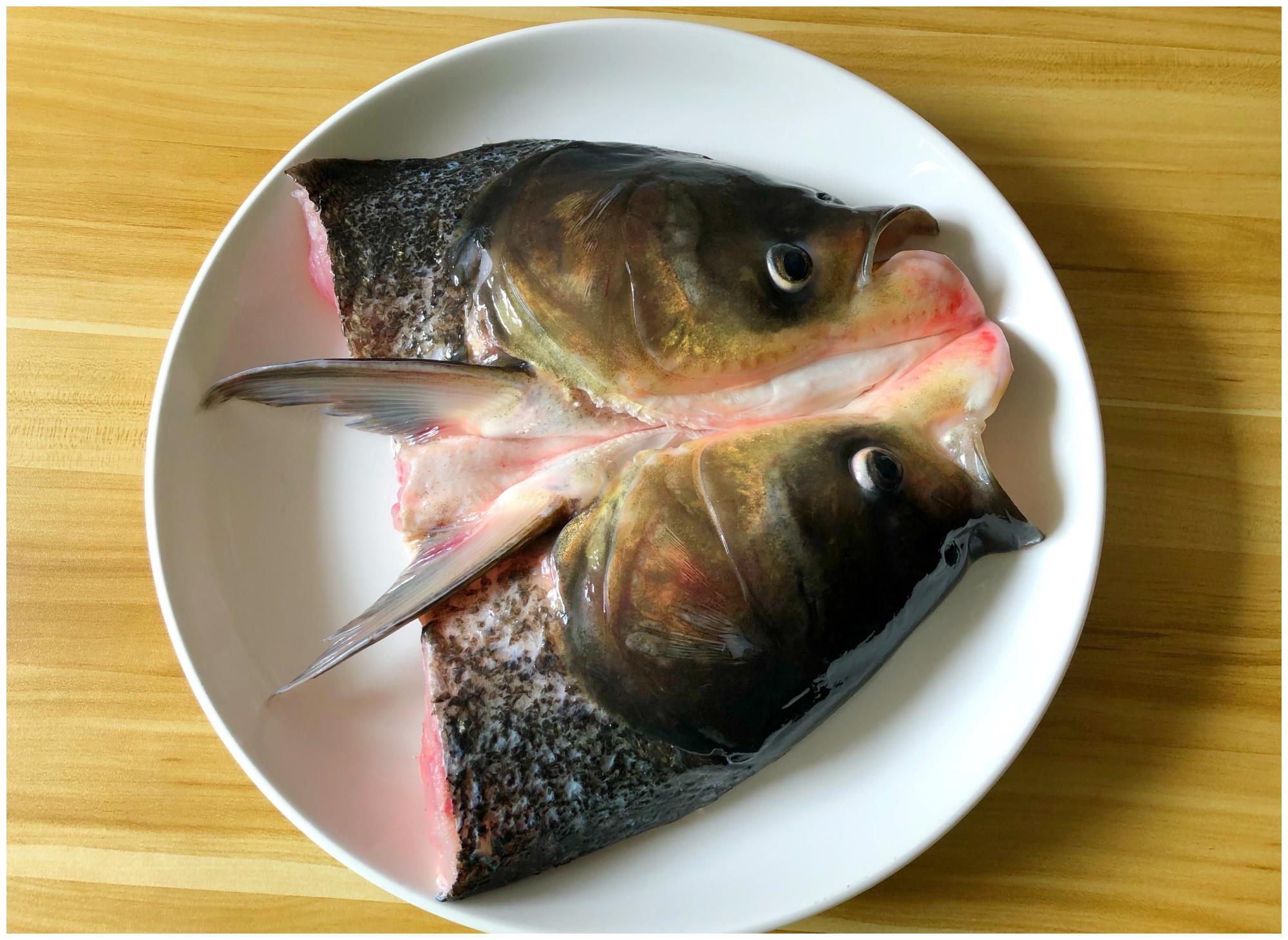 烹饪方法: 第一步:鱼头从背部破开,不要切断,清洗干净放入盘里,抹上1