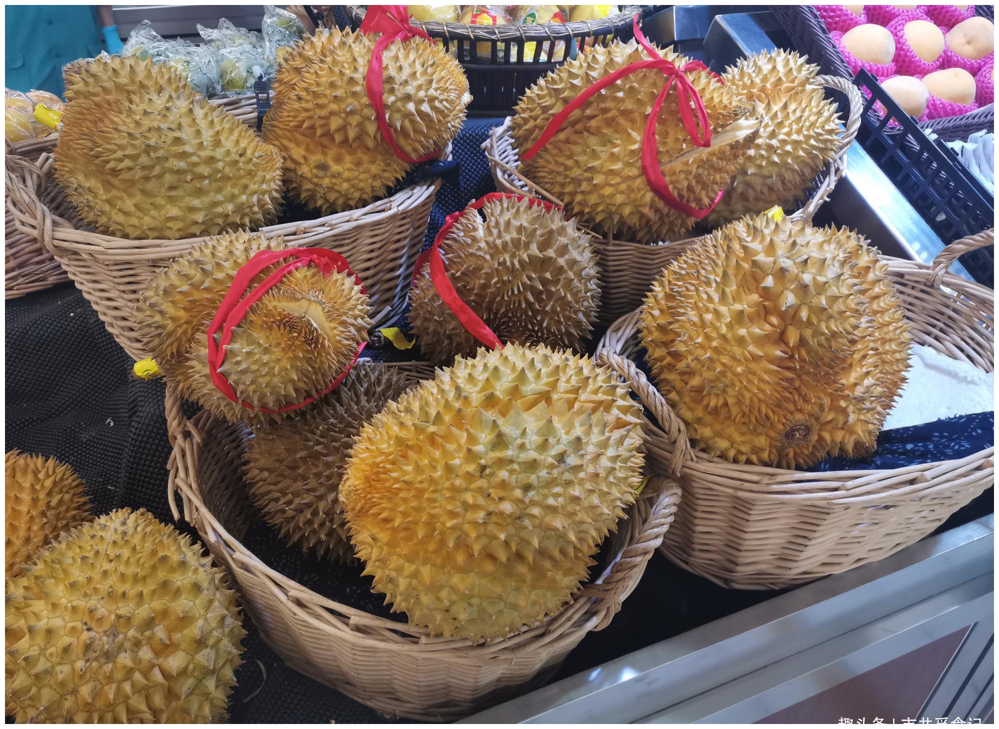 喜欢它香甜软糯的口感,恨是因为它动辄上百元的价格,在买榴莲的时候