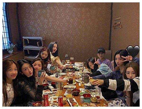 the9成团后晒聚餐合照,素颜下的她认不出