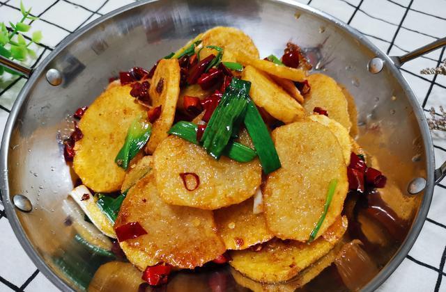 做干煸土豆片时,不要直接下锅炒,多加一步,焦香又解馋