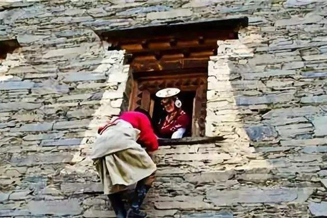 中国走婚的少数民族男不娶女不嫁靠爬窗来繁衍后代