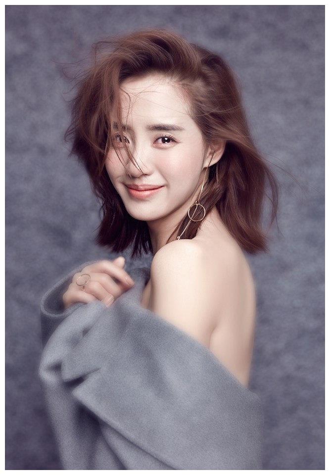 她是《夏洛特烦恼》的"国民校花"秋雅,身材火辣让人着迷