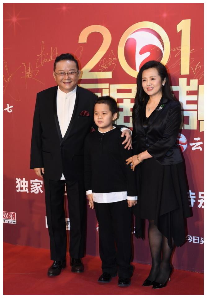 老艺术家王刚:网恋三婚老婆,60岁得子,和"外孙"只差2个月