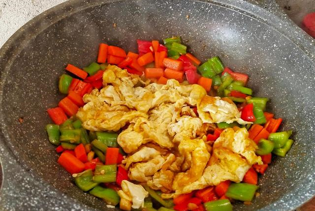 辣椒还是在做法最好吃,加三个鸡蛋进去,鲜美脆口,连汤都不剩休闲区蓝鸢梦想 - Www.slyday.coM 辣椒还是在做法最好吃,加三个鸡蛋进去,鲜美脆口,连汤都不剩休闲区蓝鸢梦想 - Www.slyday.coM