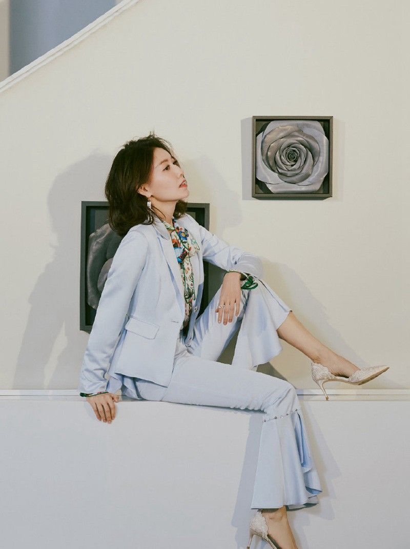 高露:这非凡的气质,配上一套白色小西装,这颜值帅气极了!