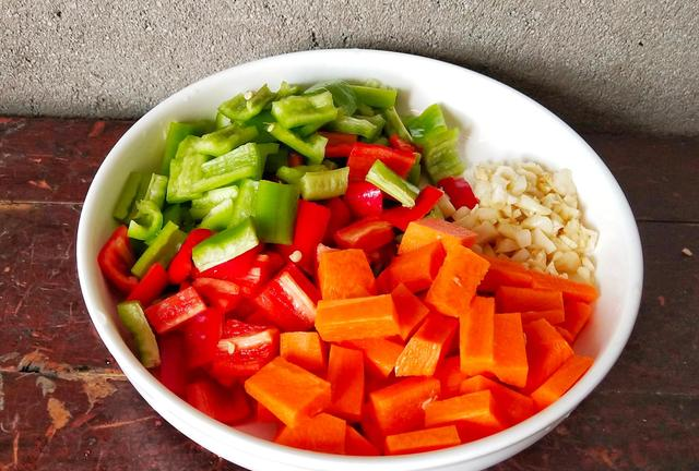 辣椒还是在做法最好吃,加三个鸡蛋进去,鲜美脆口,连汤都不剩休闲区蓝鸢梦想 - Www.slyday.coM 辣椒还是在做法最好吃,加三个鸡蛋进去,鲜美脆口,连汤都不剩休闲区蓝鸢梦想 - Www.slyday.coM