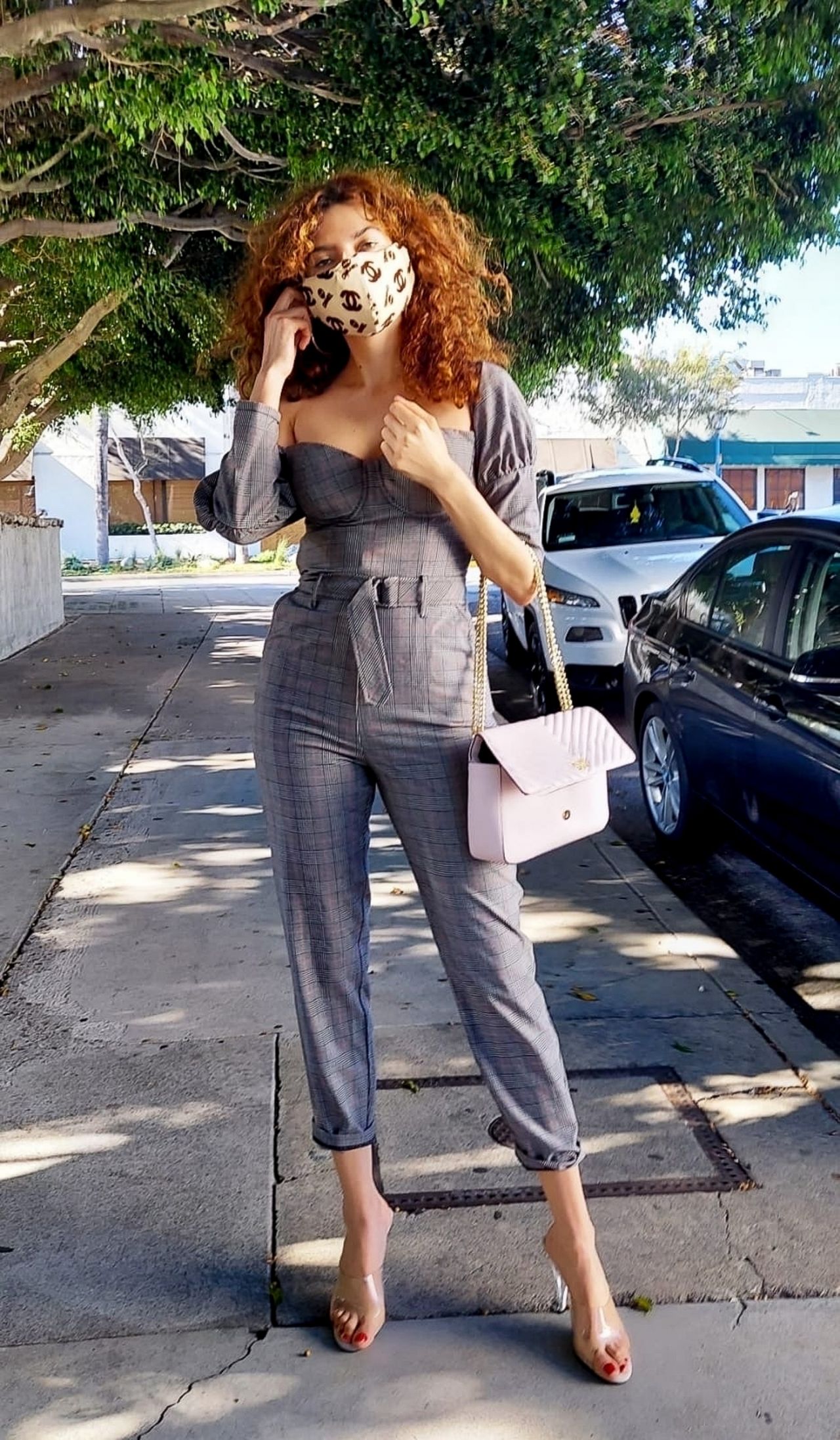 女星布兰卡·布兰科,一袭抹胸连体裤,正面时尚背影撩人_新浪新闻