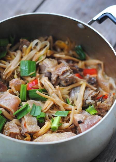 黄花菜炖鸡煲的做法|黄花菜|鸡煲|鸡块_新浪新闻