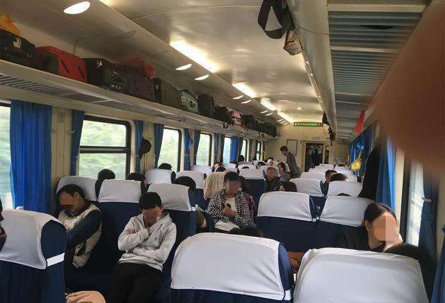 为什么火车座位都是面对面而高铁和动车却朝前原来原因是这样