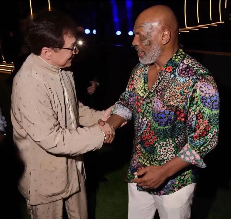 成龙参加沙特电影节,皇室亲迎被名模灌酒,被泰森亲密拥抱|成龙|泰森