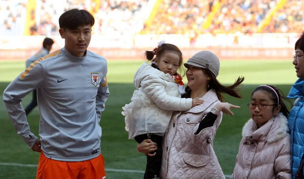 2009年,周海滨与妻子陈小曼正式结婚登记,可是由于工作的原因,导致