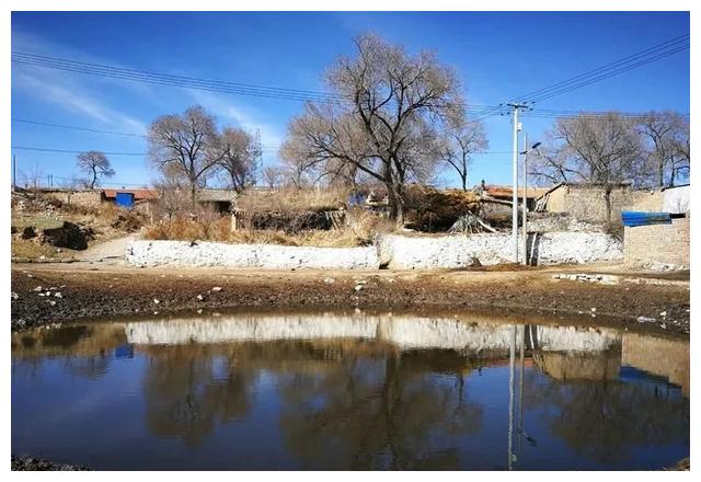 宋村村标全年无霜期在110天左右,海拨1450多米,境内丘堎起伏,泉水叮咚