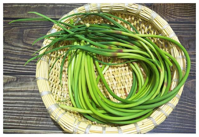 同样是蒜薹选绿头的好还是红头的好菜农告诉你别再买错了