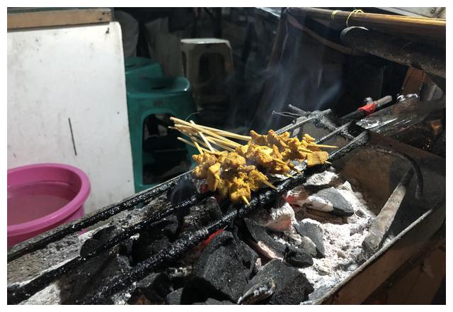 花25元人民币在印尼来一顿小烧烤沙爹串配米饭还真挺好吃