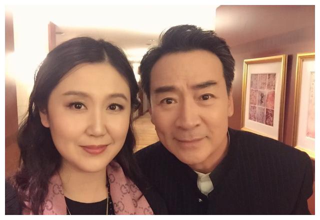 65岁寇振海与好友相聚, 小21岁娇妻韵味十足, 儿子被关晓彤签约