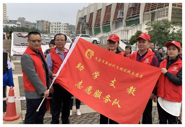 文昌市助学支教志愿服务大队开展文昌现场挥毫大赛