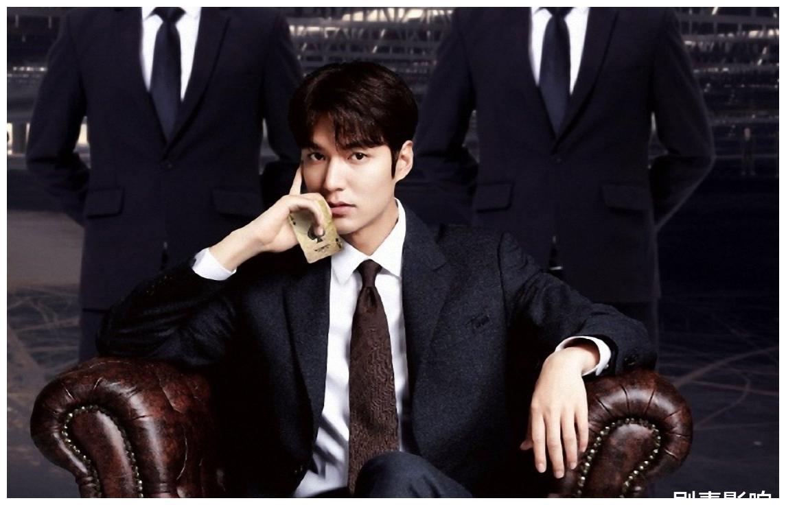 李钟硕退伍后首晒正面照,西装革履状态好,留长发造型被指像反派