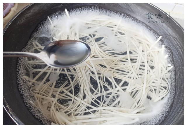 煮面条有技巧,水开再煮面条不对!大厨教你一招,劲道爽滑不软烂__财经头条