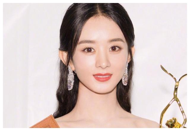 赵丽颖新剧杀青照,脸蛋和旁人形成对比,这确定是"苹果脸"吗?