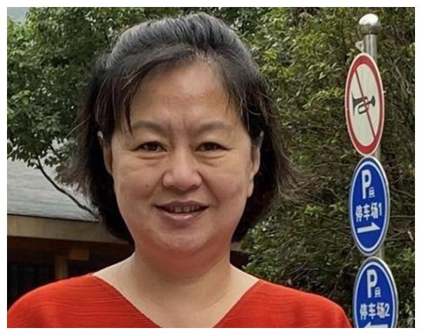 央视著名主持鞠萍近况曾嫁软饭男如今满脸沧桑太凄凉