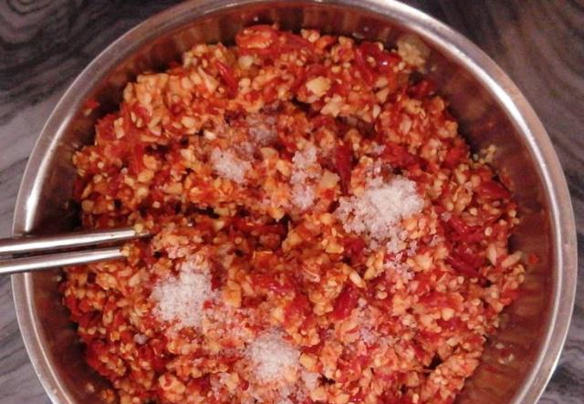 自制蒜蓉辣酱，爱吃辣的多做点，又香又辣，吃饭吃面炒菜都能用！休闲区蓝鸢梦想 - Www.slyday.coM