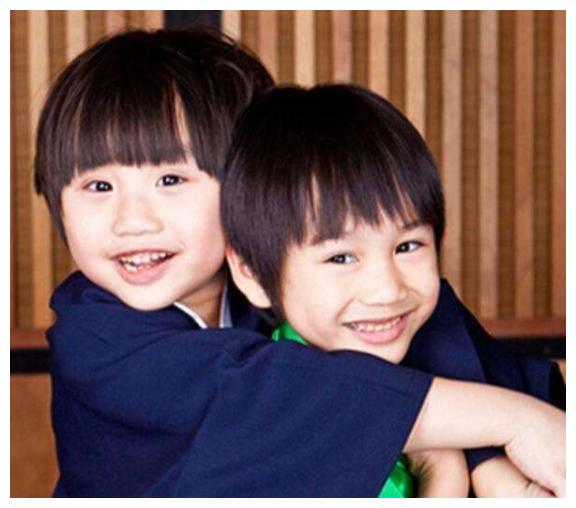 他是"最惨童星",2岁挣钱被亲爸后妈挥霍,13岁患病胖的认不出