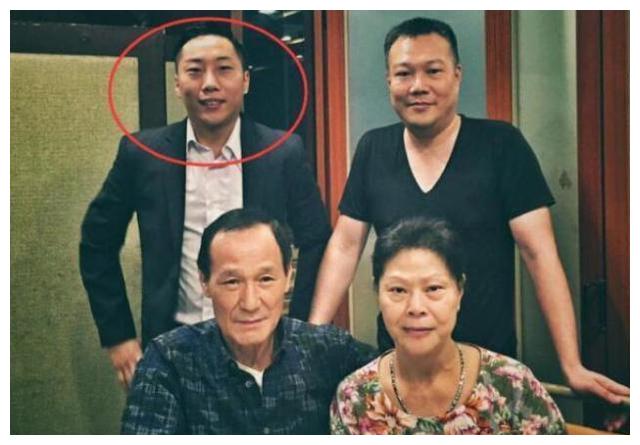 陈凤仪被拘留,得知这件事的陈惠敏十分的愤怒,对徒弟游恩杰,下达了