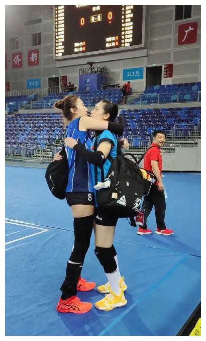 女排俩奥运冠军亲密拥抱!张常宁龚翔宇休战,场边见证球队完败