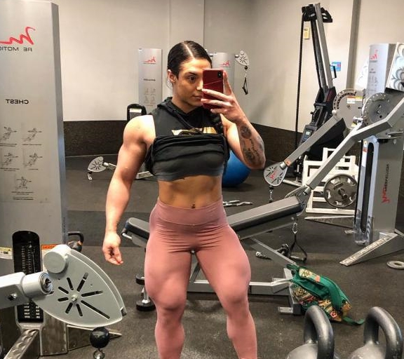 上大学以后她认识了自己的男友乔什,她的男友是一名健美运动员,在男友