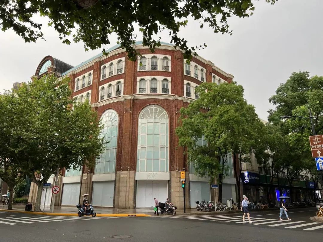 营业16年后！H&M中国首店真的关了，官方回应休闲区蓝鸢梦想 - Www.slyday.coM