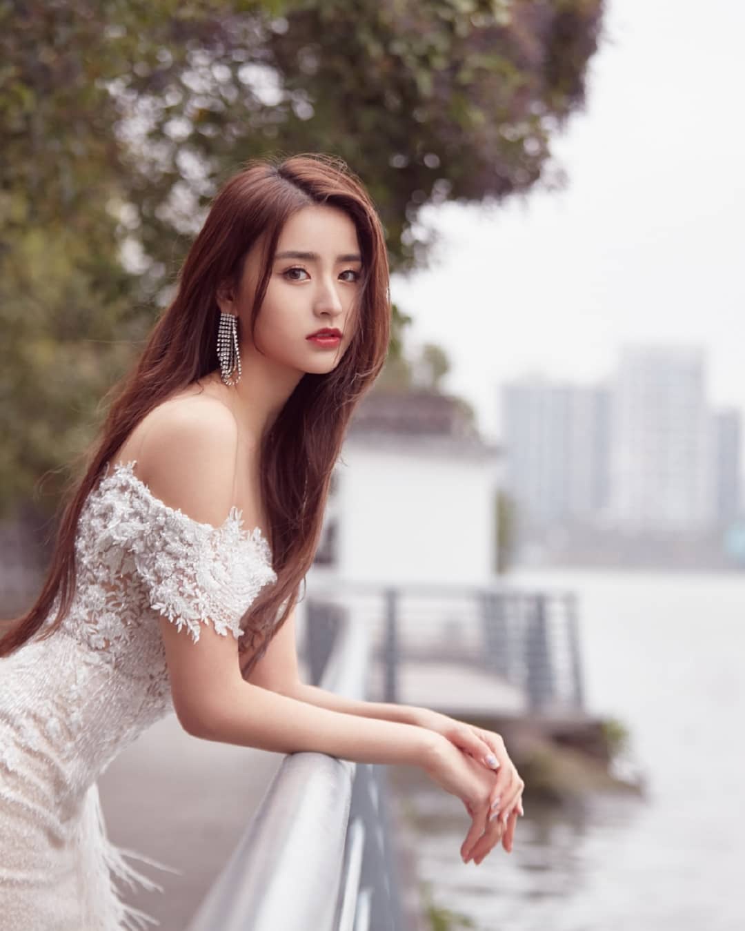 金子涵纯白蕾丝抹胸礼服,仙惹哦!