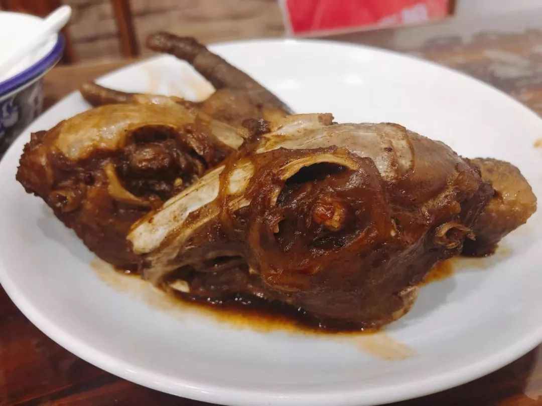 据说也是很多年的老店子了为了保证兔头的新鲜口感老板绝不用冻货