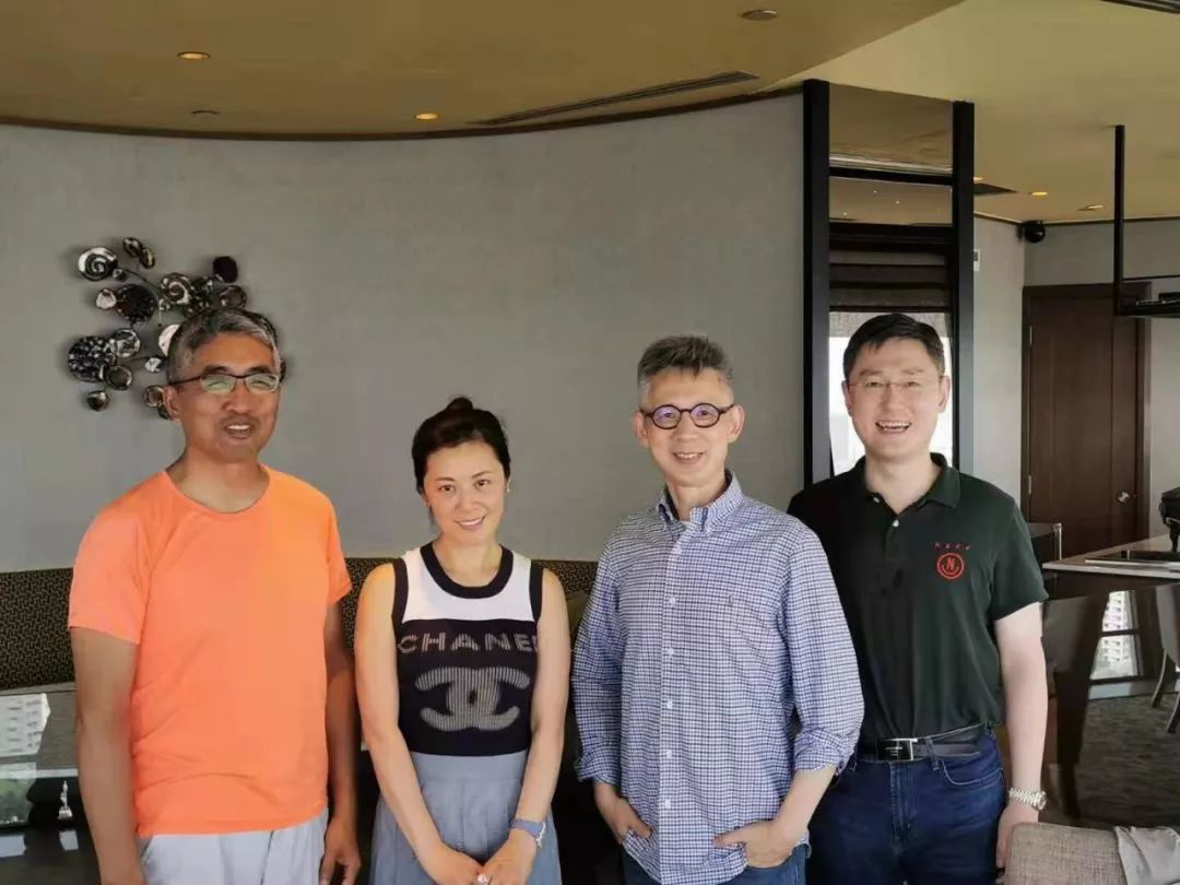 (季翔,姜丰,蒋昌建,严嘉合影)是的,时代在改变,四人也在改变,从未改变