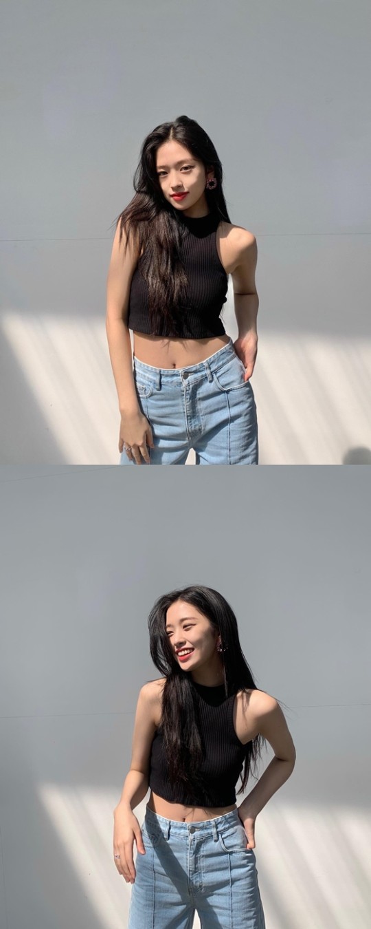 韩国女团ive成员安宥真sns发照秀身材