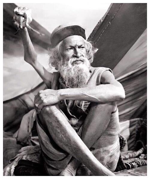 为了信仰单举右臂47年未放下被称印度最牛苦行僧结果如何